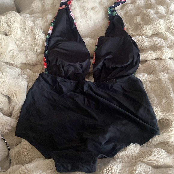 Cupshe, One piece bathing suit with removable padding, New! - Picture 3 of 4